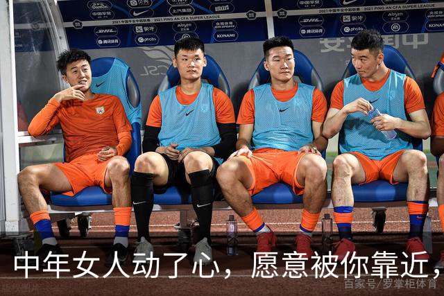 中年女人动了心，愿意被你靠近，藏不住3个不受控动作，别看不懂
